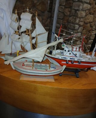 Maqueta de barco de vela y pesquero