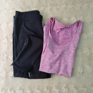 Conjunto deportivo: Mallas y camiseta