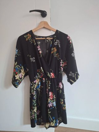 Vestido floral Stradivarius negro