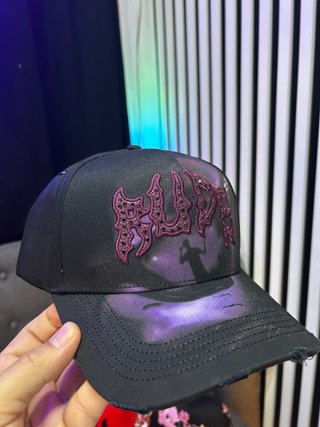Gorra Negra con Diseño Morado