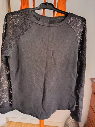 Camiseta fina negra con mangas de encaje