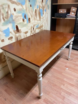 Mesa de Madera con Patas Blancas.
