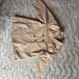 Abrigo infantil beige con bordado floral