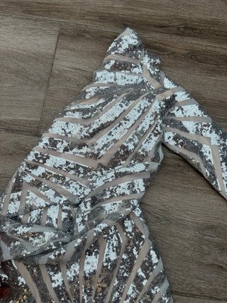 Vestido de fiesta con lentejuelas plateadas