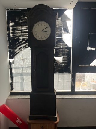 Reloj de pie de madera .