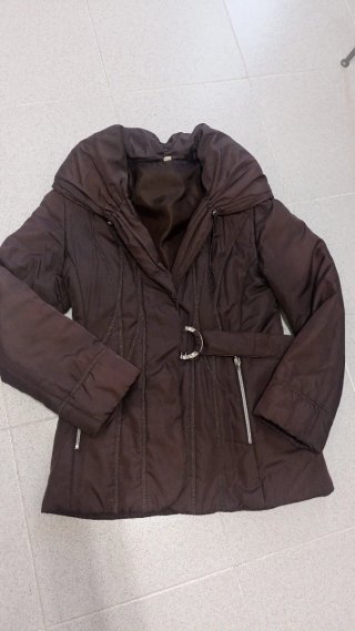 Parka marrón con cinturón