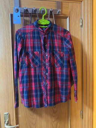 Camisa de cuadros roja y azul