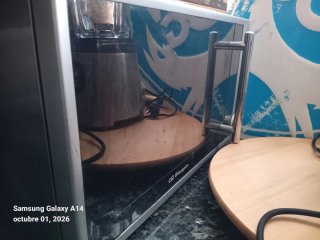 Microondas plateado y otro blanco(leer)