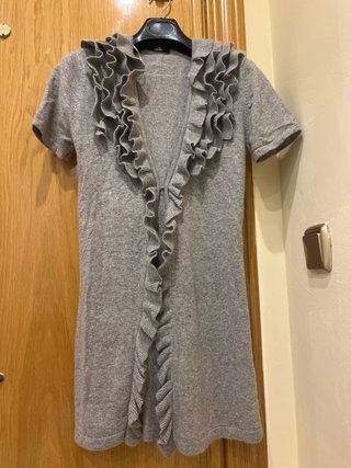 Chaleco de punto gris con volantes