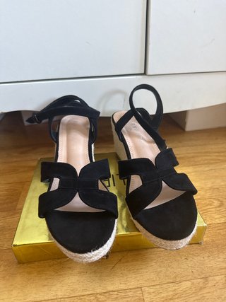 Sandalias de cuña negras Marypaz