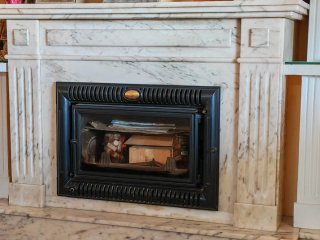 Chimenea de leña con revestimiento de mármol