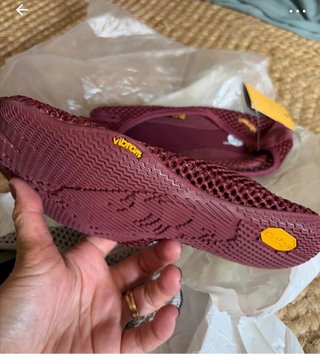 Zapatillas Vibram granate y blanca.  80 cada una