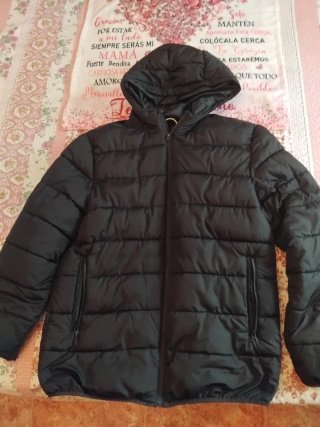 Chaquetón negro con capucha