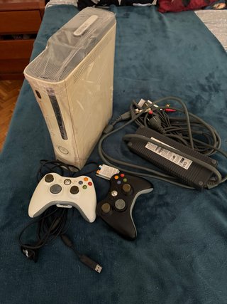 Xbox 360 Blanca con 2 mandos y cables