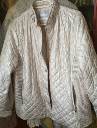 Anorak dorado nuevo muy bonito. 4 bolsillos