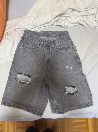 Pantalones cortos vaqueros grises rasgados