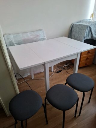 Mesa Plegable Blanca con 4 Taburetes