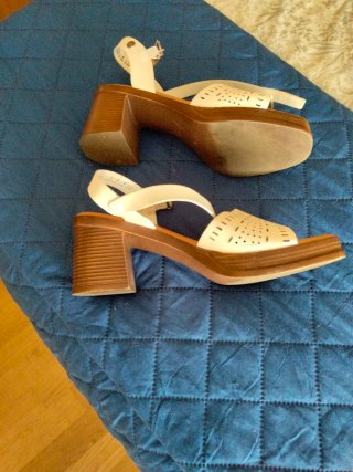 Sandalias de tacón blancas y marrones