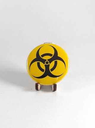 Spilla biohazard logo