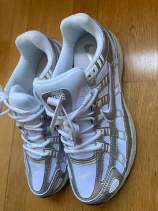 Zapatillas Nike Blancas y Plateadas Nuevas