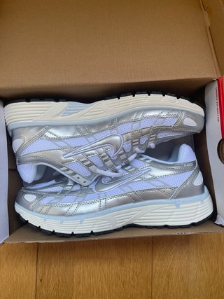 Zapatillas Nike Blancas y Plateadas Nuevas