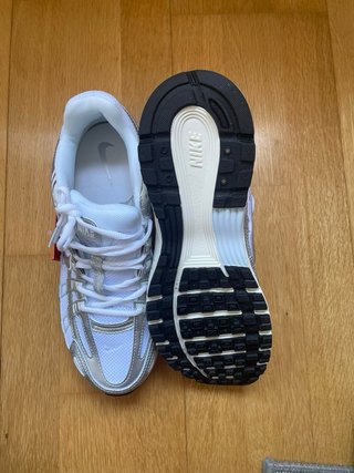 Zapatillas Nike Blancas y Plateadas Nuevas