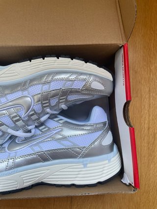 Zapatillas Nike Blancas y Plateadas Nuevas