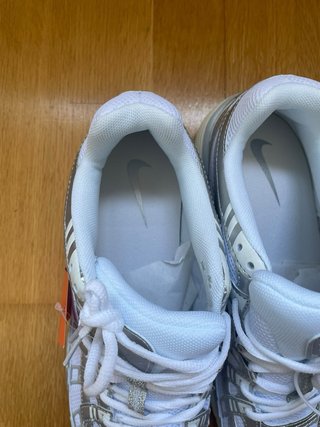Zapatillas Nike Blancas y Plateadas Nuevas