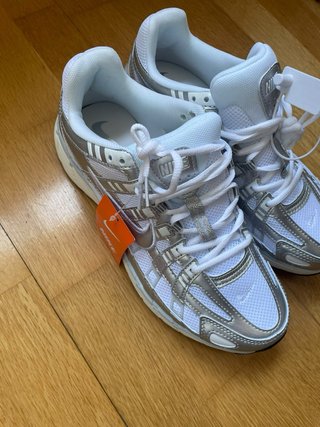 Zapatillas Nike Blancas y Plateadas Nuevas