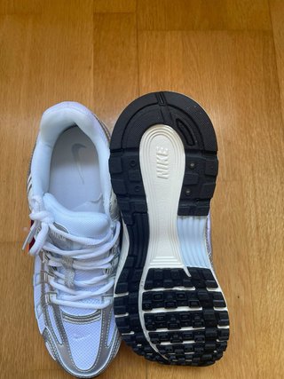 Zapatillas Nike Blancas y Plateadas Nuevas