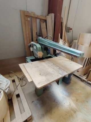Sierra radial profesional adaptada para hacer