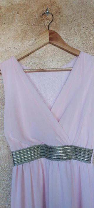 Vestido largo rosa con cinturón dorado