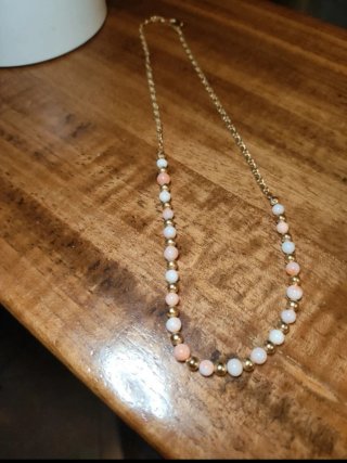 Collana con perle rosa e oro non vero.