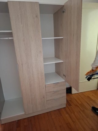 Armario de madera marrón