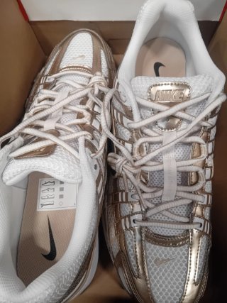 Zapatillas Nike Blancas y Doradas