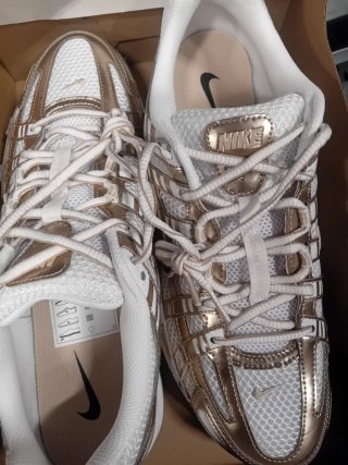 Zapatillas Nike Blancas y Doradas