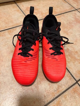 Botas de fútbol niño Nike. Talla 37.5