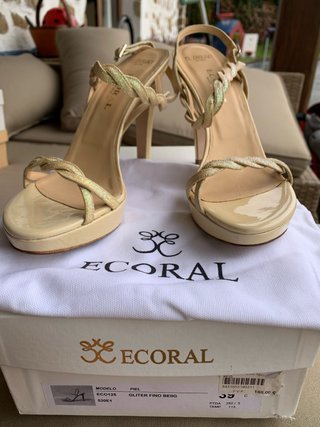Tacones de piel beige con brillo. Talla 39