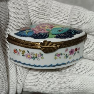 Portagioie a forma di ventaglio. Ceramica e ottone