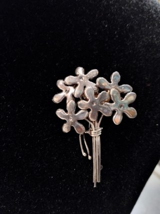 Broche ramo flores plata