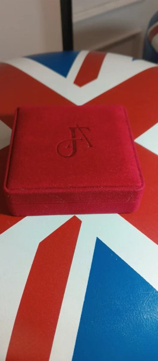 Estuche de joyas rojo con iniciales