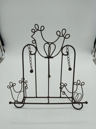 Piedistallo in metallo decorato