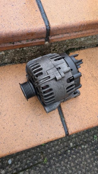 Alternador Valeo BMW 320d 150cv 2004 para reparar