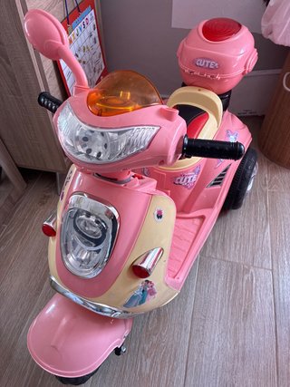 Moto eléctrica infantil estilo scooter