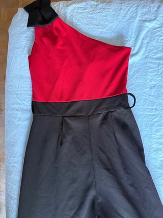 Mono Elegante Rojo y Negro