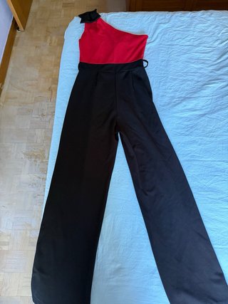 Mono Elegante Rojo y Negro