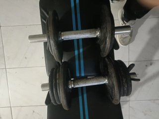 Banco de abdominales y entrenamiento más pesas