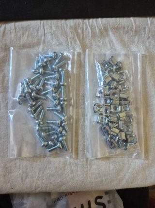 Pack de Tornillos M6 y Tuercas Enjauladas de Rack