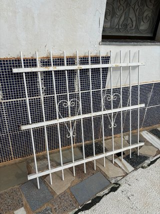 Reja de hierro blanca con corazones