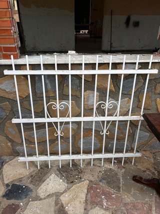 Reja de hierro blanca con corazones